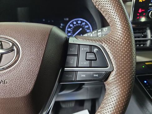 Used 2024 Toyota Sienna Platinum image 25