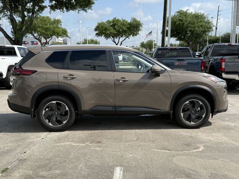 Used 2025 Nissan Rogue SV w/ SV Premium Package image 3