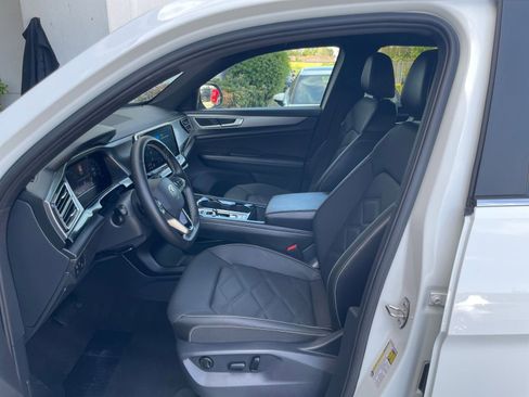 Used 2025 Volkswagen Atlas Cross Sport SE image 29