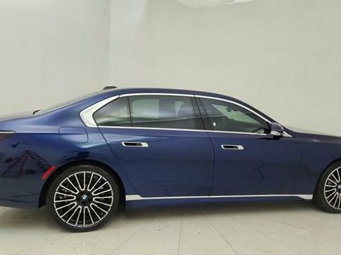 Used 2025 BMW i7 eDrive50 w/ Executive Package image 6