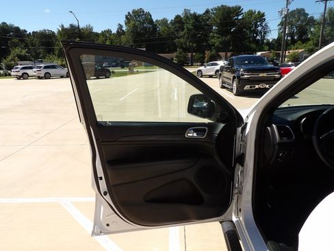 Used 2019 Jeep Grand Cherokee Altitude image 9