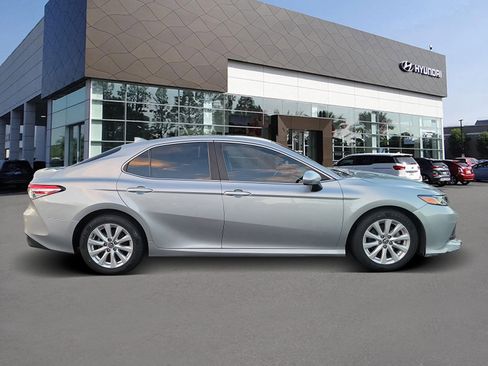 Used 2019 Toyota Camry LE image 4