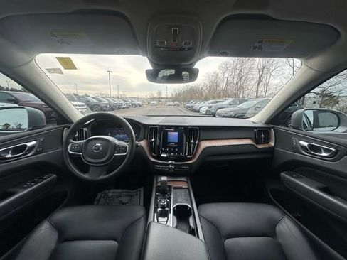 Used 2022 Volvo XC60 B5 Momentum w/ Climate Package image 2