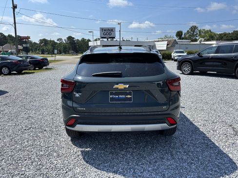 Used 2025 Chevrolet Trax LT FWD image 3