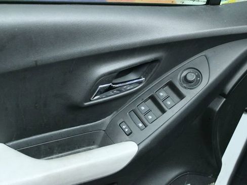 Used 2017 Chevrolet Trax LT w/ Sun & Sound Package image 13