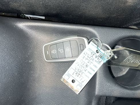 Used 2022 Nissan Versa SV FWD image 23
