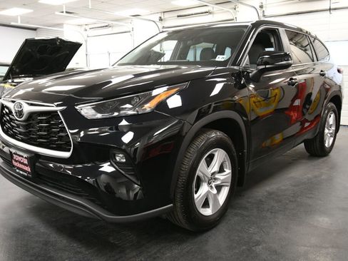 Certified 2024 Toyota Highlander LE image 3