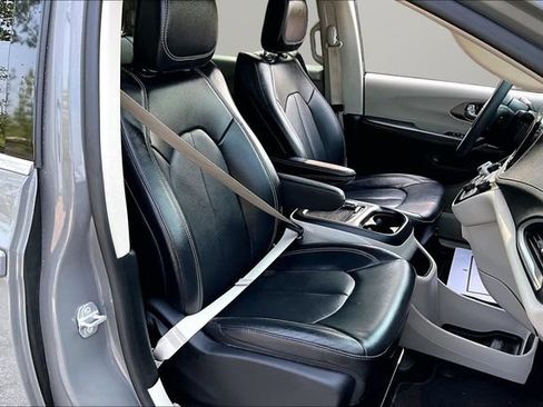Used 2022 Chrysler Pacifica Touring-L FWD image 7