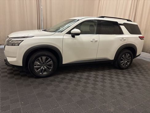 Used 2025 Nissan Pathfinder SV image 8