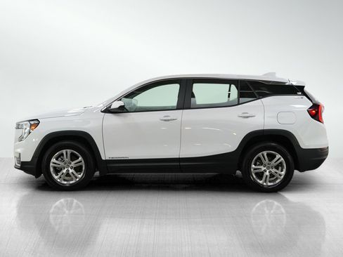 Used 2024 GMC Terrain SLE image 2