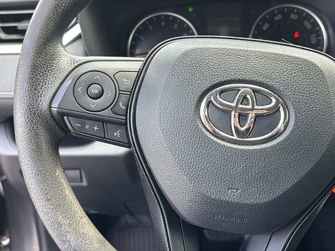 Used 2021 Toyota RAV4 LE AWD/4WD image 17