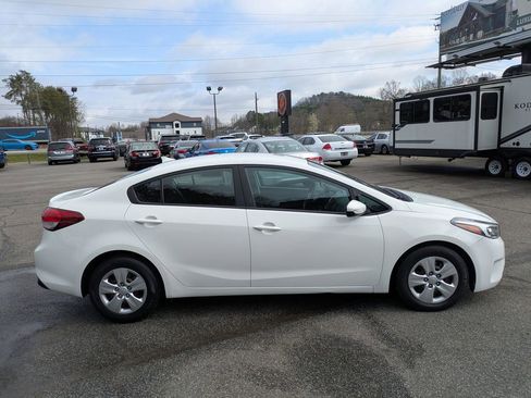 Used 2017 Kia Forte LX image 3