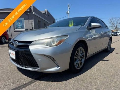 Used 2017 Toyota Camry SE w/ Moonroof Package FWD image 3