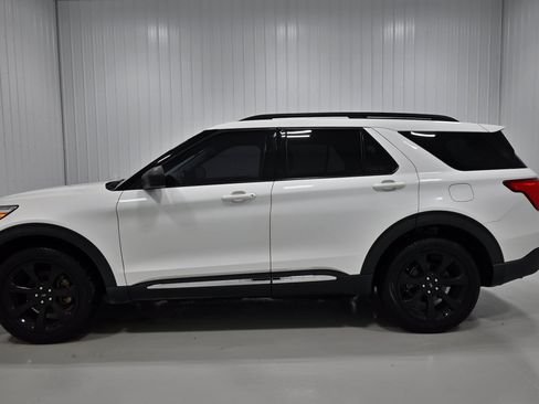Used 2021 Ford Explorer XLT w/ Equipment Group 202A AWD/4WD image 26
