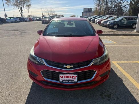 Used 2017 Chevrolet Cruze LT image 2