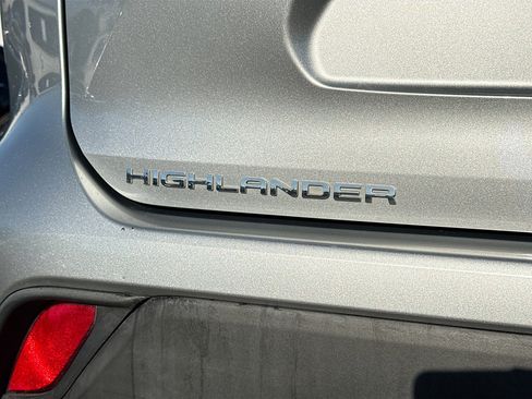 Used 2020 Toyota Highlander XLE image 11