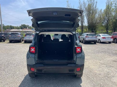 Used 2018 Jeep Renegade Altitude w/ UConnect 8.4 Nav Group AWD/4WD image 27
