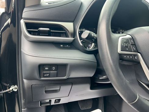 Used 2025 Toyota Highlander XLE image 25