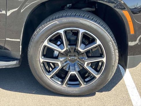 Used 2025 Chevrolet Suburban RST w/ Comfort Package AWD/4WD image 9