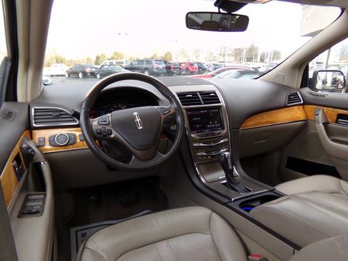 Used 2012 Lincoln MKX FWD image 16