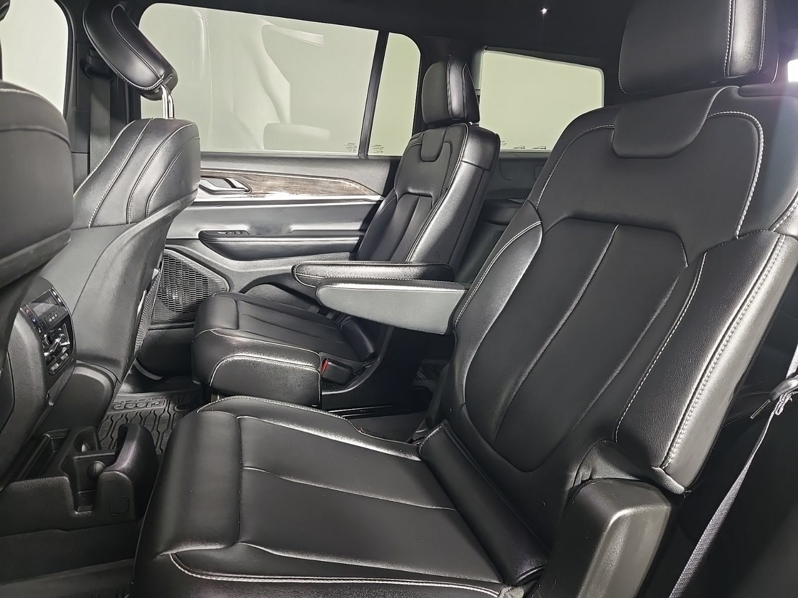 Used 2024 Jeep Grand Cherokee L Limited w/ Black Appearance Package RWD image 12