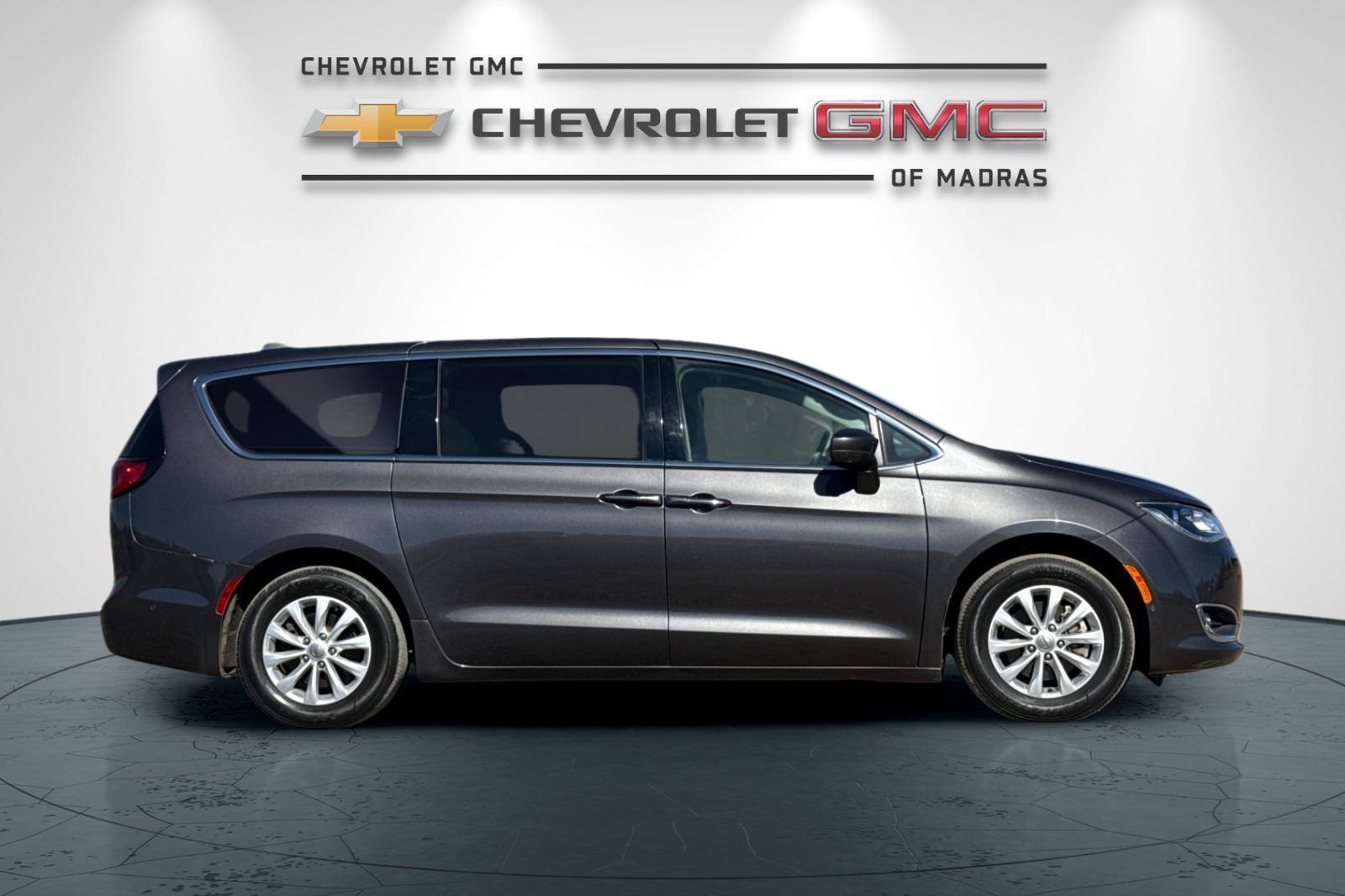 Used 2019 Chrysler Pacifica Touring Plus w/ Advanced Safetytec Group FWD image 2