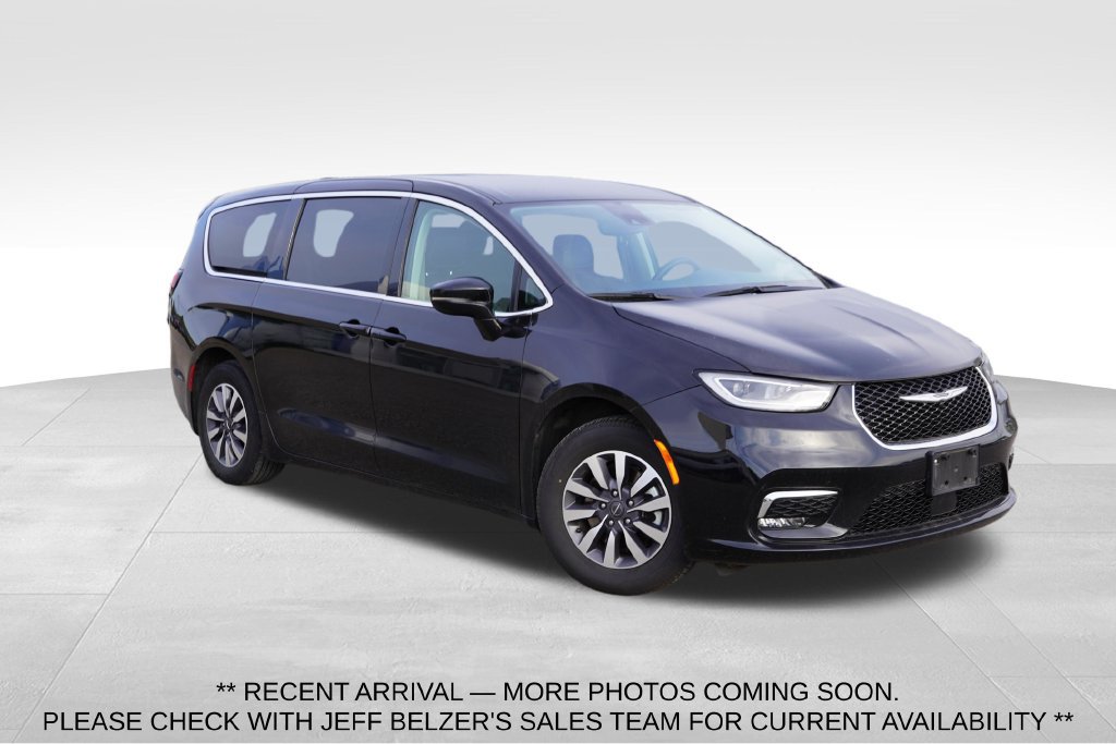 Certified 2024 Chrysler Pacifica Limited FWD image 1