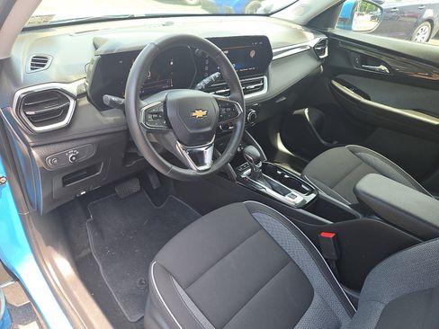 Used 2025 Chevrolet TrailBlazer LT w/ LT Cold Weather Package AWD/4WD image 15