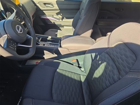 Used 2025 Nissan Pathfinder SV image 12