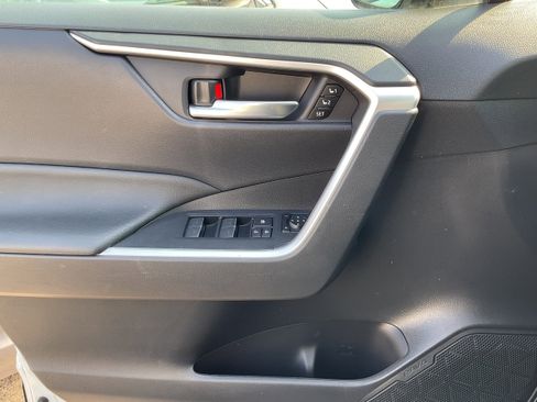 Used 2022 Toyota RAV4 XLE Premium image 14