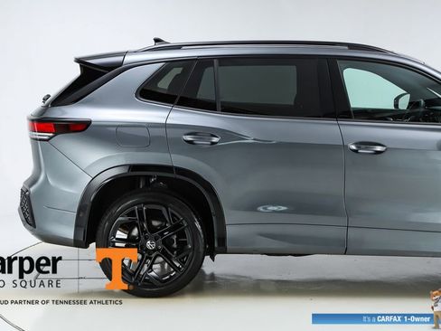 Used 2025 Volkswagen Tiguan SE R-Line image 48