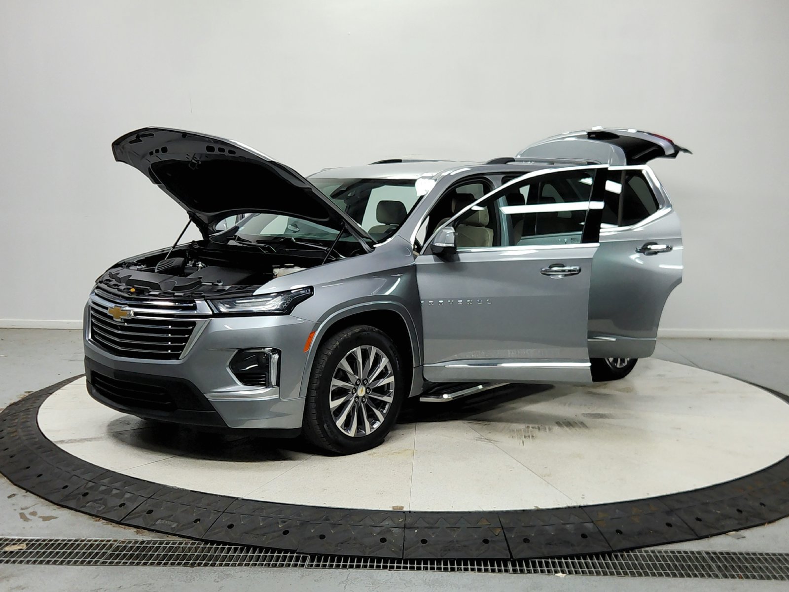 Used 2023 Chevrolet Traverse Premier FWD image 12