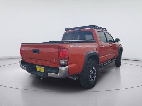 Used 2017 Toyota Tacoma TRD Sport AWD/4WD image 5