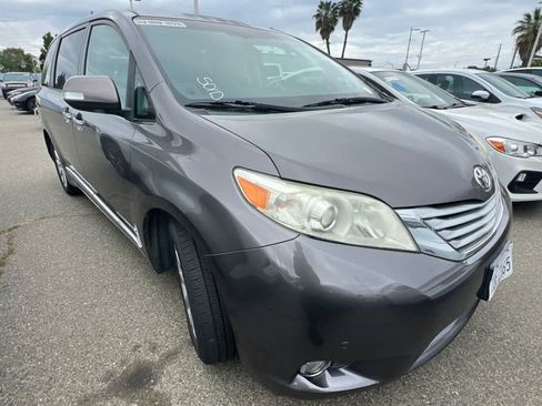 Used 2013 Toyota Sienna Limited w/ Premium Pkg image 3