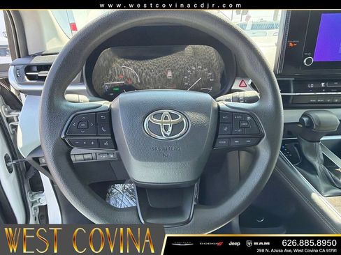 Used 2025 Toyota Sienna LE FWD image 25