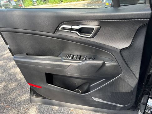 Used 2025 Kia Sportage LX FWD image 18