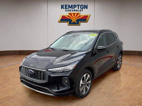 Used 2025 Ford Escape Platinum image 2