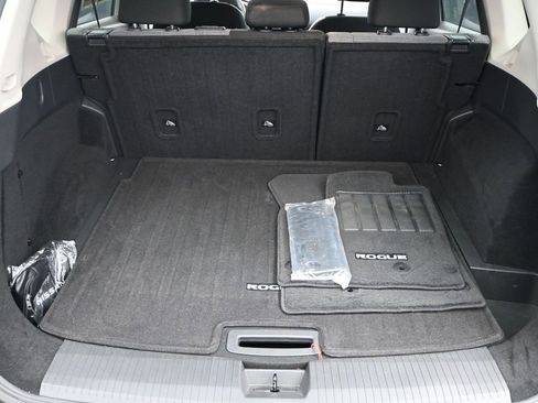 Used 2023 Nissan Rogue SV image 11