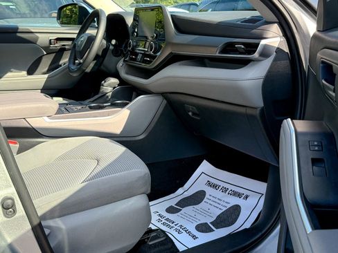 Used 2022 Toyota Highlander LE image 10