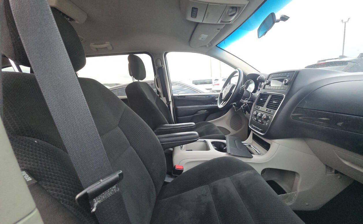 Used 2016 Dodge Grand Caravan SXT FWD image 11