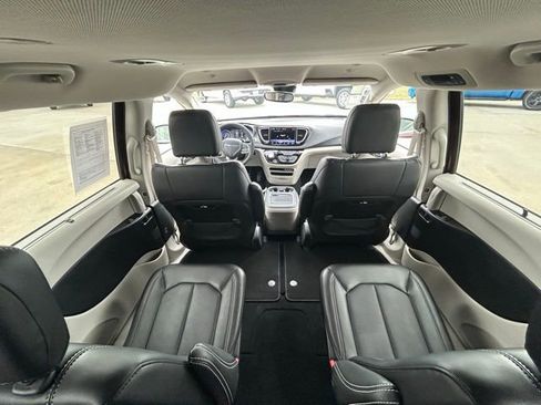 Used 2023 Chrysler Pacifica Touring-L image 31