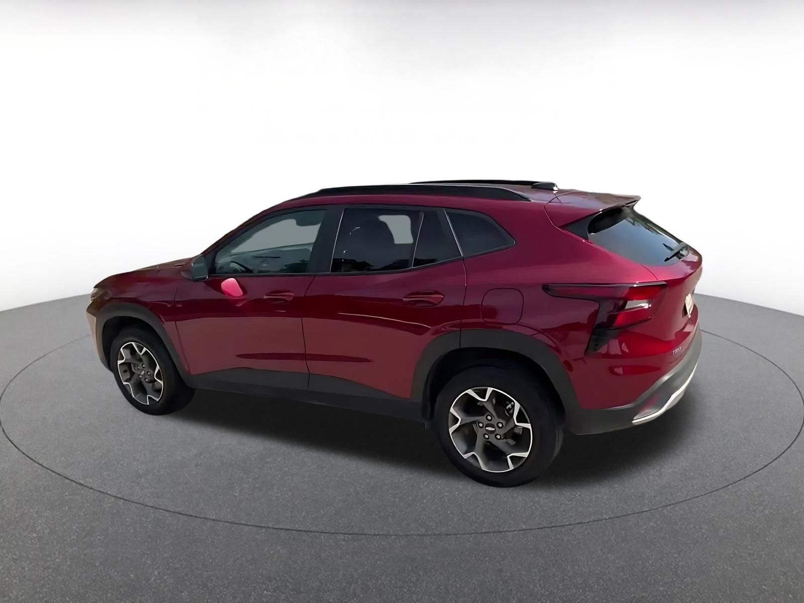 Used 2025 Chevrolet Trax LT FWD image 9
