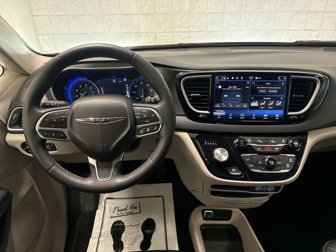 Used 2023 Chrysler Pacifica Touring-L image 25