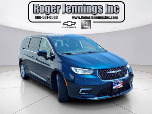 Used 2023 Chrysler Pacifica Touring-L FWD image 6