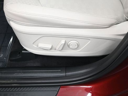 Certified 2025 Kia Sorento EX w/ Panoramic Sunroof Package image 12