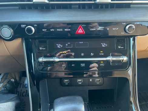 Used 2022 Kia Carnival EX image 21