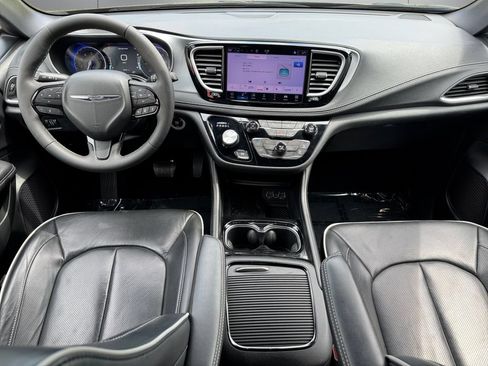 Used 2025 Chrysler Pacifica Limited FWD image 12