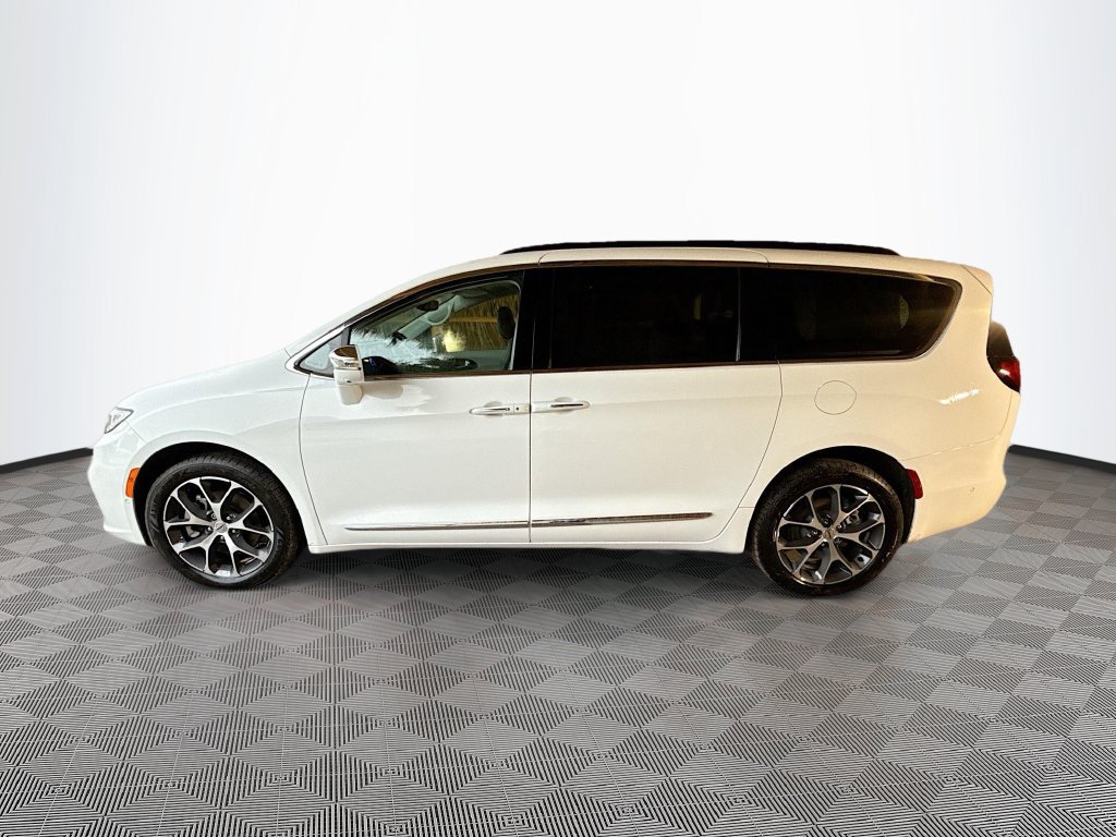 Used 2022 Chrysler Pacifica Limited AWD/4WD image 5