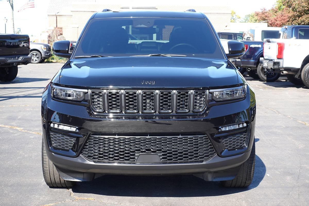 Used 2024 Jeep Grand Cherokee Limited w/ Black Appearance Package AWD/4WD image 5