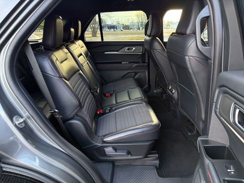 Used 2025 Ford Explorer ST-Line w/ ST-Line Street Pack image 23